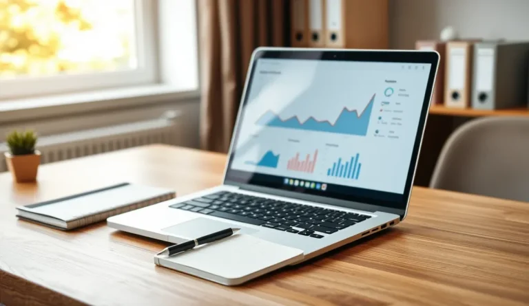 Laptop σε γραφείο με γραφήματα στατιστικών επισκεψιμότητας ιστοσελίδας